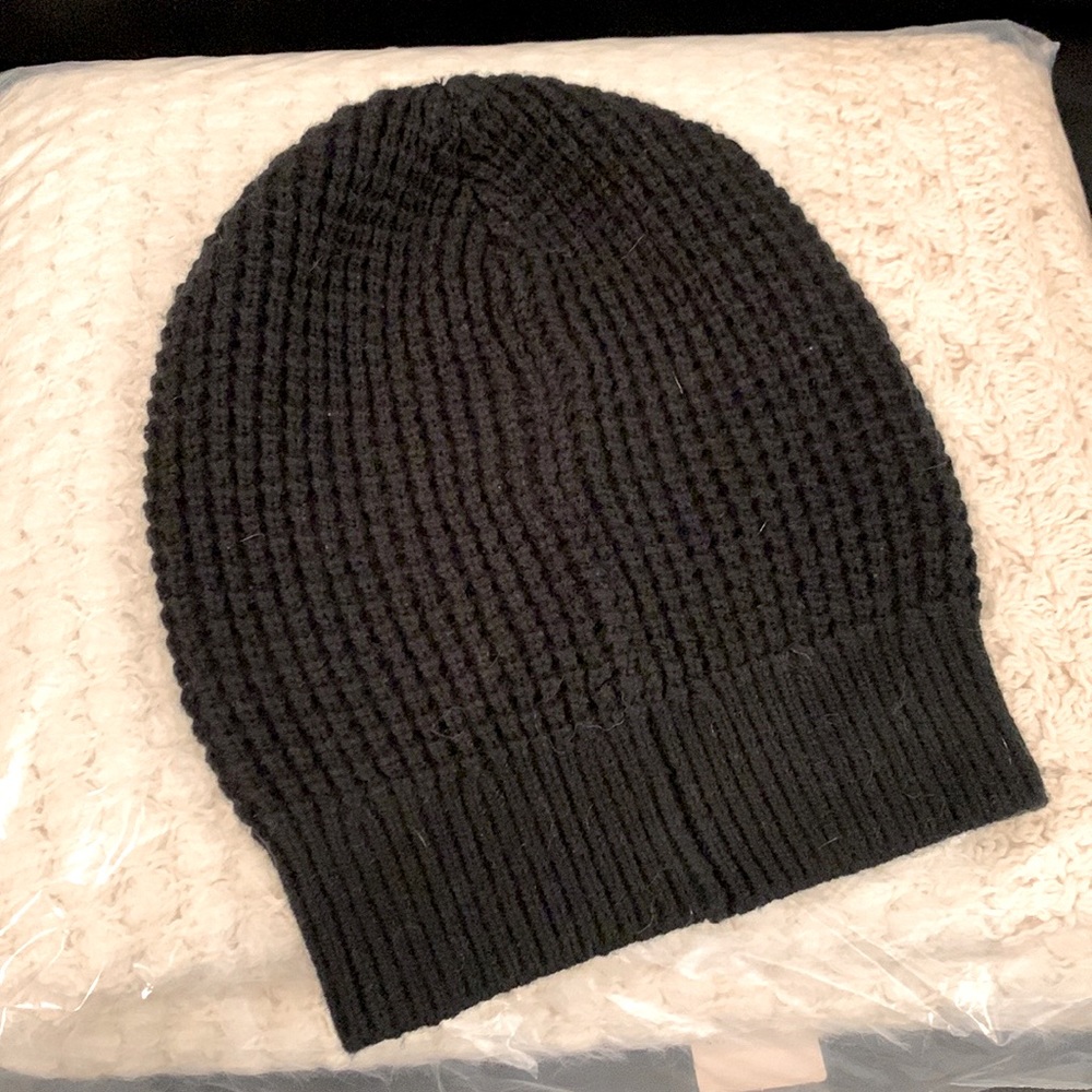 Aritzia black knit beanie